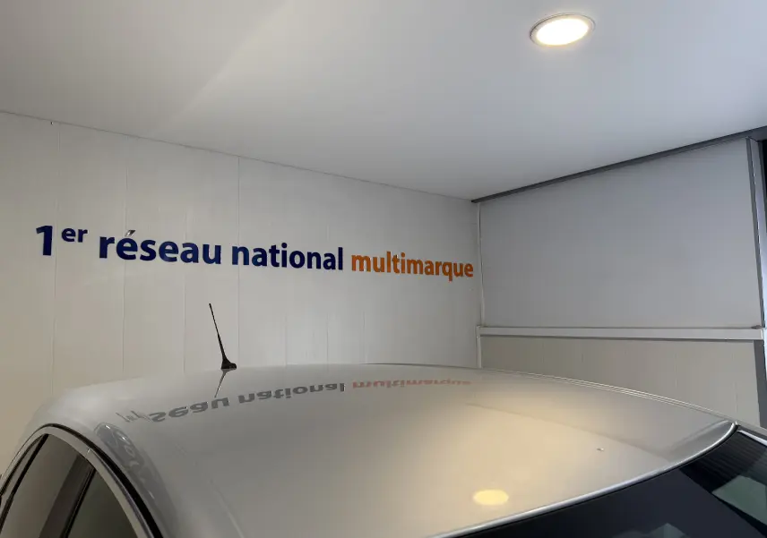 Toit gris d'un Opel Crossland 2023 vu en léger plongé, avec antenne noire et reflet d'éclairage intérieur visible.