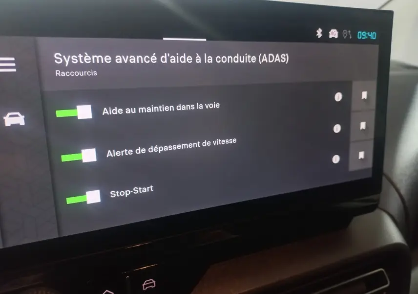 Écran tactile intérieur affichant les réglages du système d'aide à la conduite dans un Citroën Berlingo blanc, vue de près.