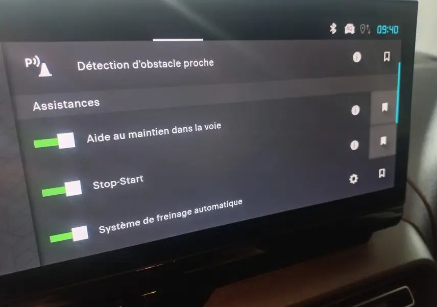 Écran tactile intérieur du Citroën Berlingo XL blanc 2025 affichant les assistances à la conduite activées.