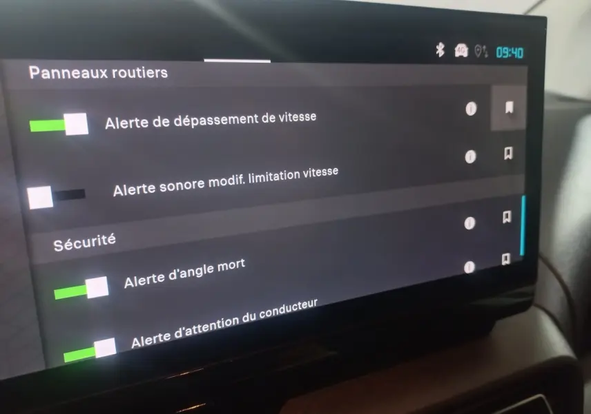 Écran tactile intérieur du Citroën Berlingo XL 2025 montrant les alertes de sécurité et panneaux routiers.
