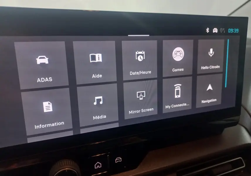 Écran tactile central du Citroën Berlingo 2025 affichant les menus ADAS, Aide, Date/Heure, Games, Navigation et autres fonctions.