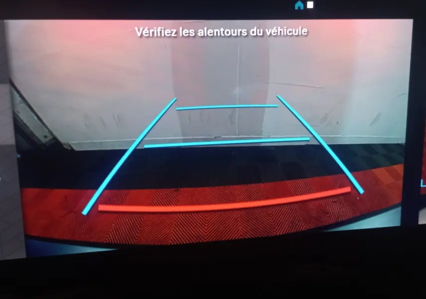 Vue caméra de recul du Citroën Berlingo XL blanc 2025, avec lignes d’aide au stationnement colorées bleu et rouge.