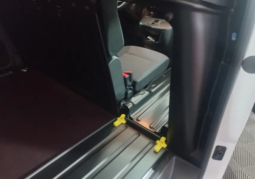 Vue intérieure côté droit du Citroën Berlingo XL blanc, montrant l'entrée cabine et le siège passager gris.