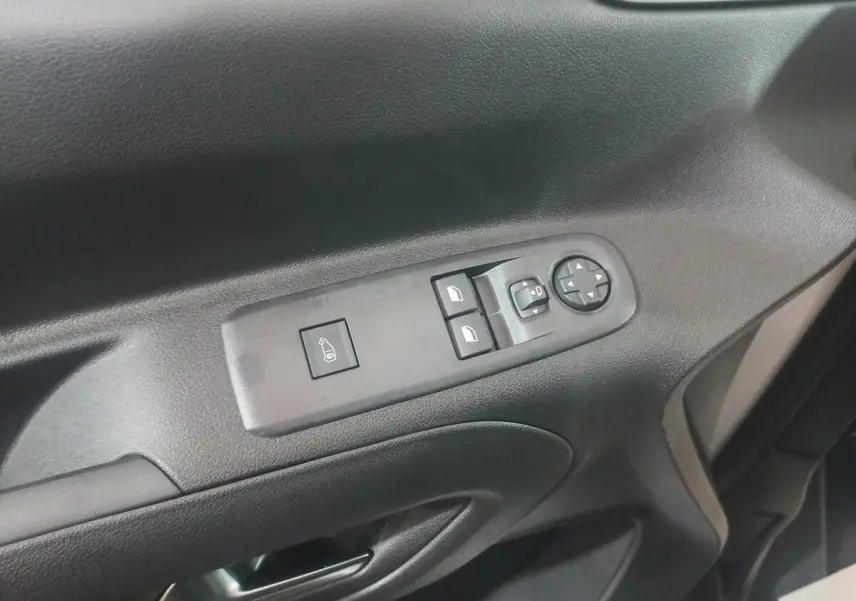 Gros plan sur la commande des vitres et rétroviseurs côté conducteur du Citroën Berlingo XL 2025 en intérieur noir.