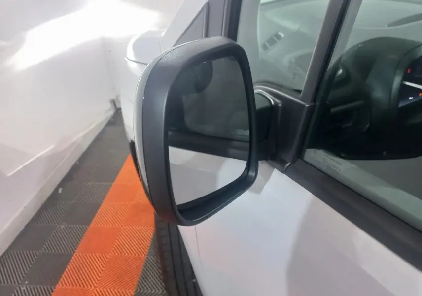 Rétroviseur extérieur droit caméra sur Citroën Berlingo XL blanc, vue rapprochée côté passager.