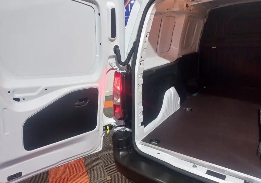 Vue arrière ouverte côté droit du Citroën Berlingo XL blanc, montrant l’espace de chargement vide et la porte arrière.