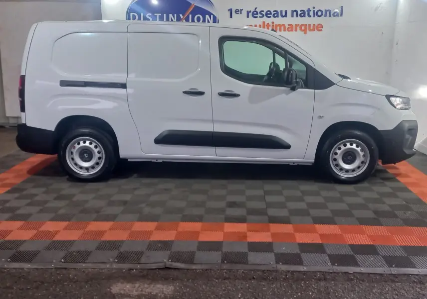 Vue de profil côté gauche d’un Citroën Berlingo XL blanc utilitaire avec portes latérales pleines et jantes acier.