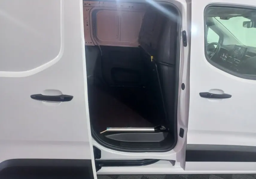 Vue latérale du Citroën Berlingo XL blanc 2025 avec porte coulissante ouverte montrant la cloison pleine intérieure.