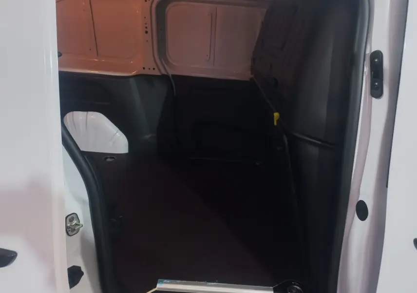 Vue intérieure du coffre arrière du Citroën Berlingo XL blanc, montrant la cloison pleine et l’espace de chargement vide.