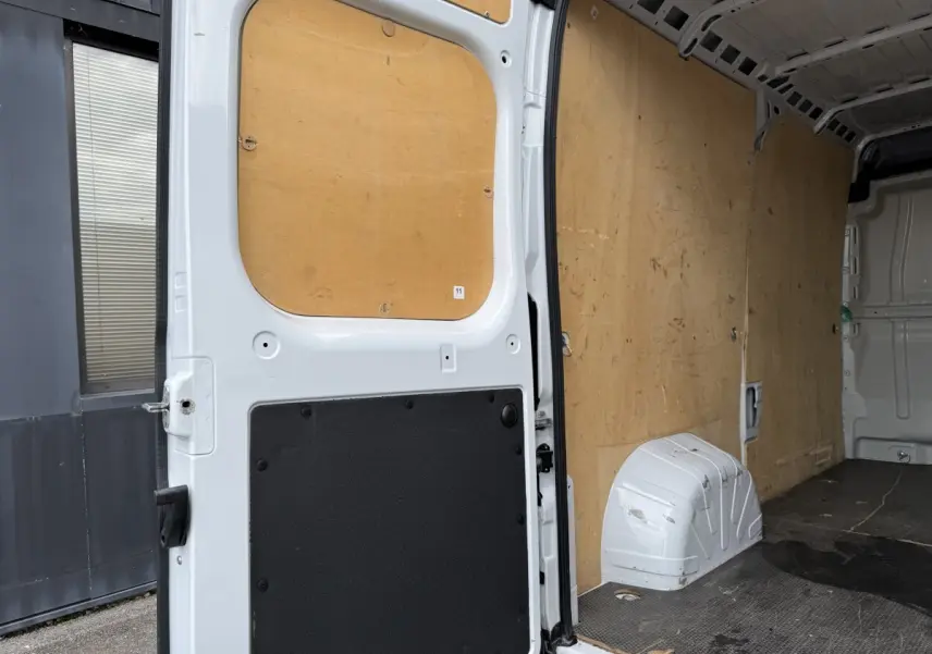 Vue intérieure arrière droite du Peugeot Boxer Fourgon blanc 2023, montrant l'espace de chargement avec parois en bois.