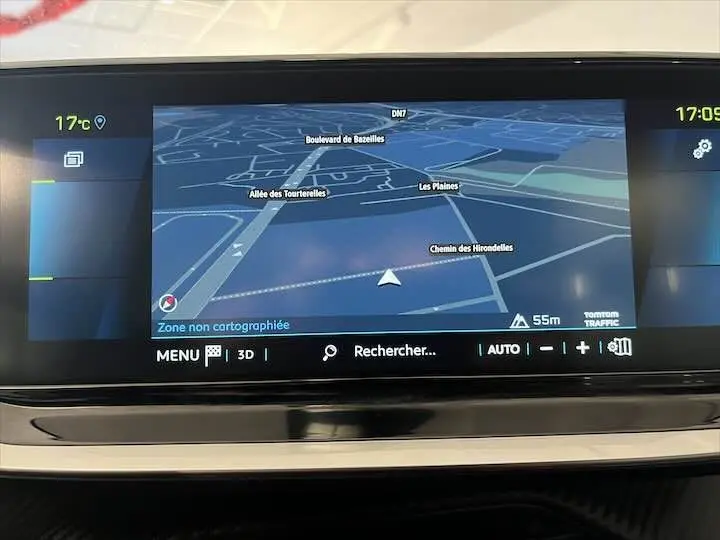 Écran tactile central de la Peugeot e-208 GT 2022 affichant la navigation GPS avec carte en mode 3D et température extérieure à 17°C.