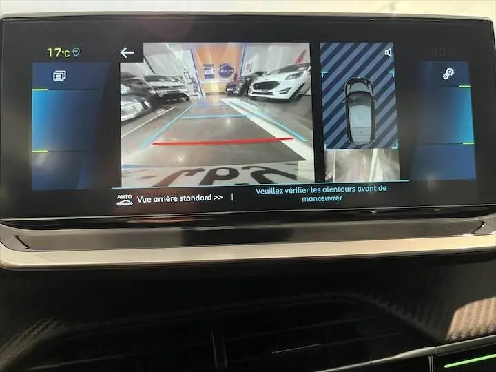 Écran multimédia de la Peugeot e-208 GT montrant la caméra de recul et l'affichage 360° en intérieur véhicule.