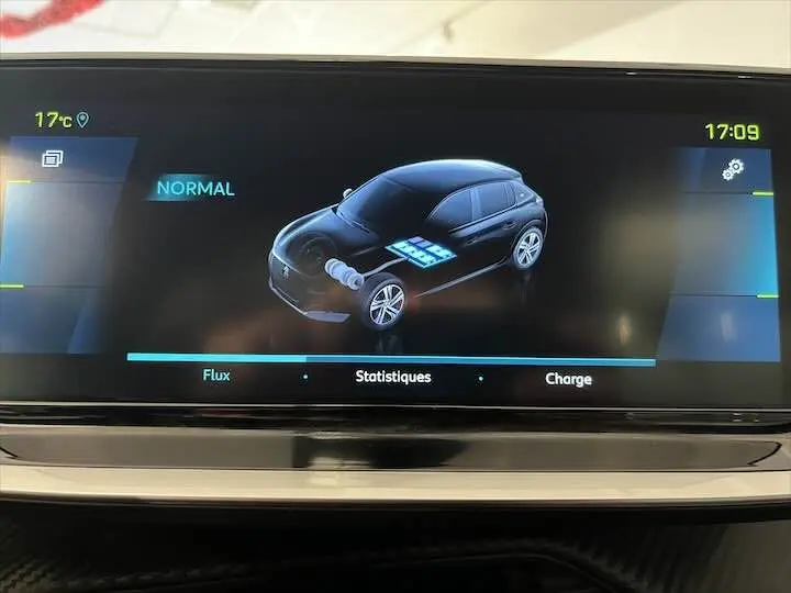 Affichage numérique intérieur montrant la Peugeot e-208 gris Artense en vue 3/4 avant avec batterie et moteur en surbrillance.
