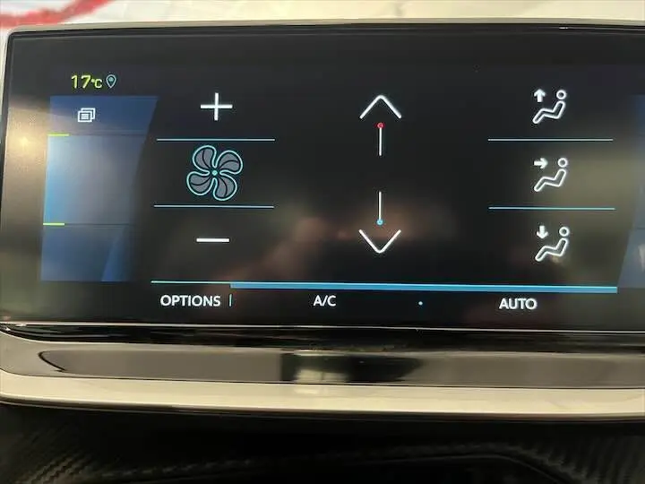 Écran tactile du système de climatisation de la Peugeot e-208 GT 2022 affichant les réglages de ventilation et température à 17°C.