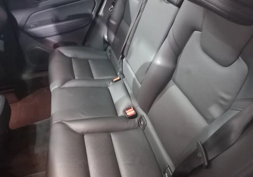 Vue intérieure côté droit des sièges arrière en cuir noir du Volvo XC60 B4 197 Geartronic 8 Inscription 2022.