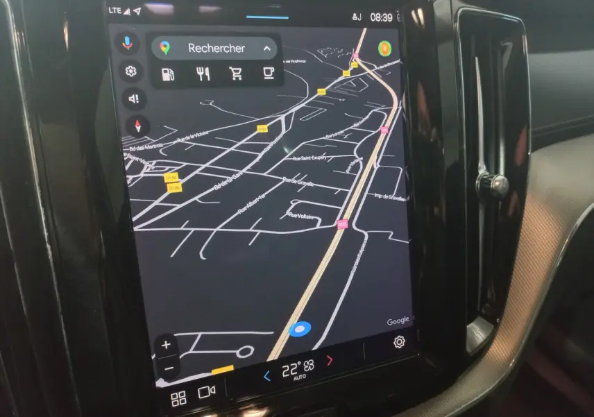 Écran tactile central affichant la navigation GPS dans l'habitacle du Volvo XC60 gris clair 2022.