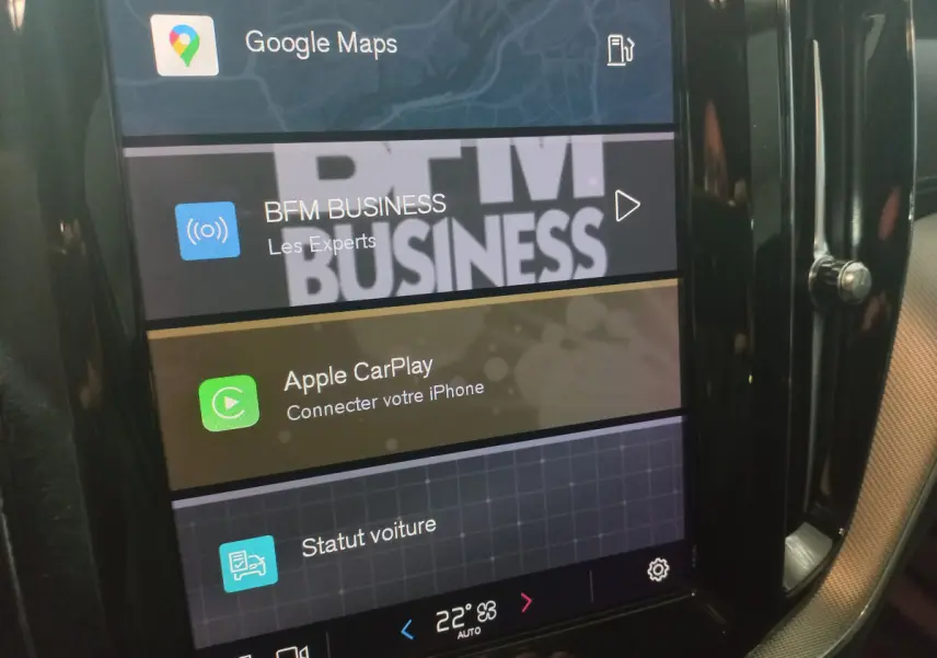 Écran tactile central du Volvo XC60 B4 2022 affichant Google Maps, Apple CarPlay et options multimédias.