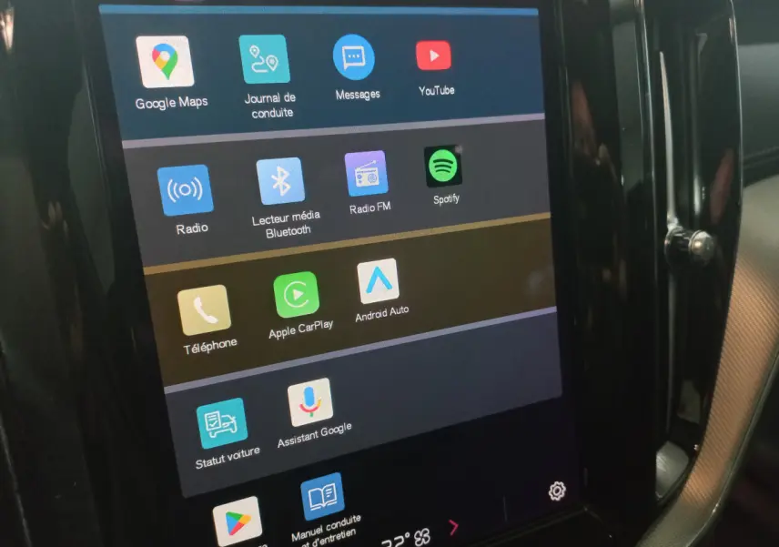 Écran tactile central du Volvo XC60 gris clair, affichant les applications multimédia et connectivité.
