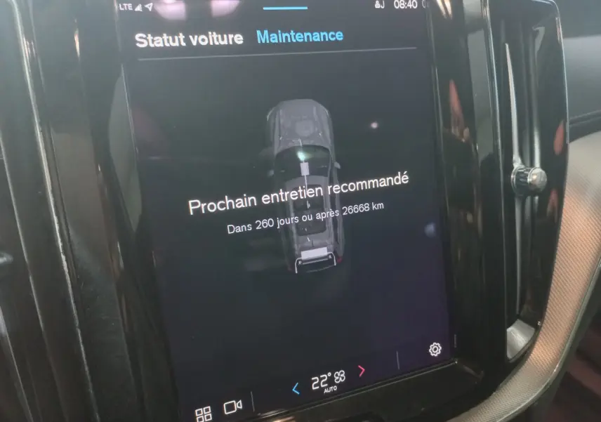 Écran tactile central du tableau de bord du Volvo XC60 gris clair affichant un message de maintenance.