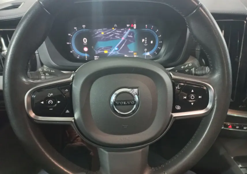 Volant cuir noir avec commandes multifonctions et tableau de bord numérique du Volvo XC60 B4 Inscription 2022.
