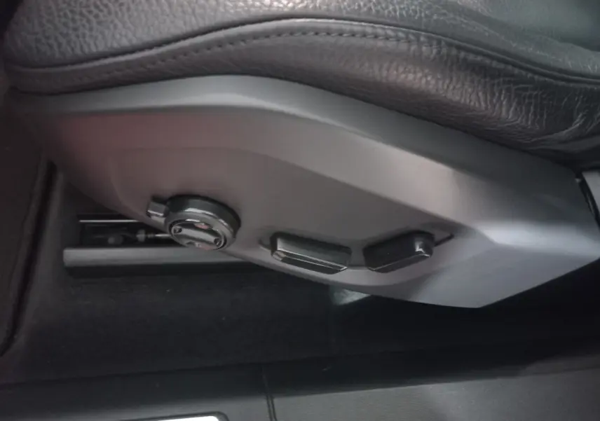Réglages électriques du siège conducteur en cuir noir du Volvo XC60 B4 197 Geartronic 8 Inscription 2022.