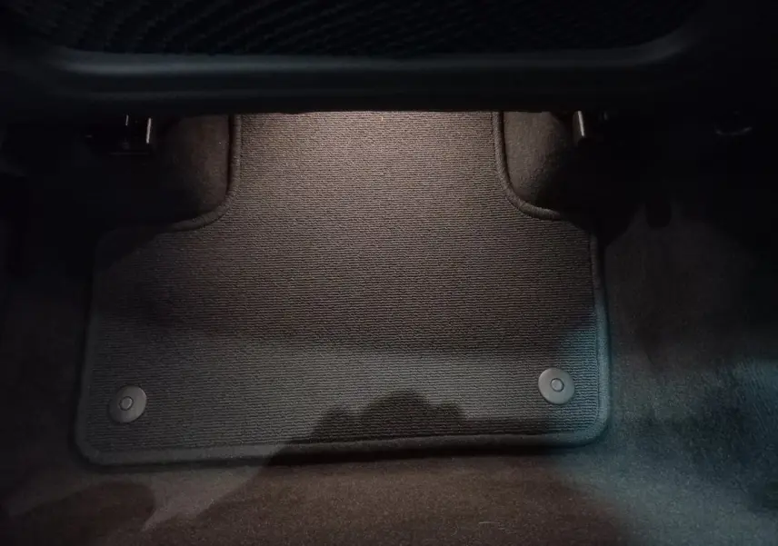 Tapis de sol noir côté passager avant du Volvo XC60 B4 197 Geartronic 8 Inscription gris clair 2022.