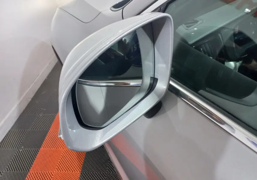 Rétroviseur côté gauche gris clair du Volvo XC60 B4 197 Geartronic 8 Inscription 2022, vue rapprochée sur porte et vitre.