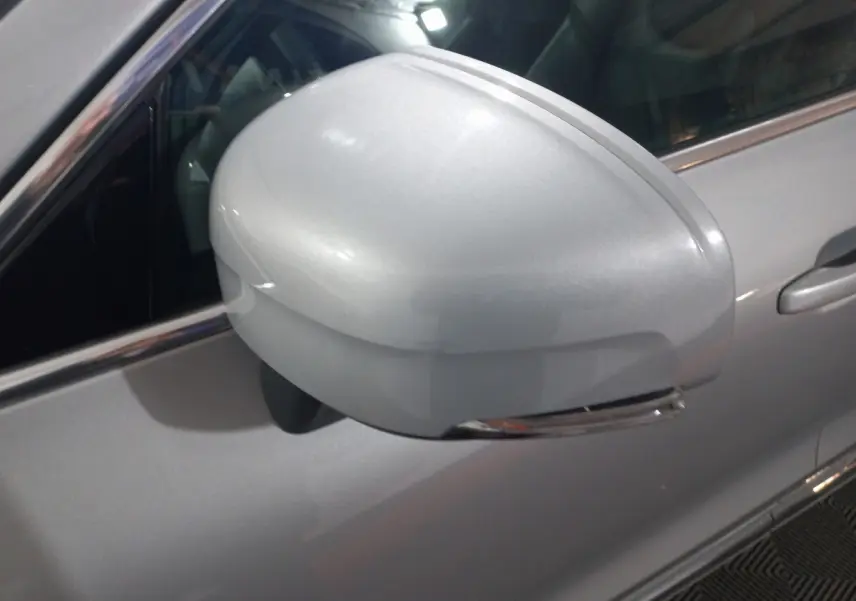 Rétroviseur droit gris clair du Volvo XC60 B4 197 Geartronic 8 Inscription avec clignotant intégré, vue rapprochée.