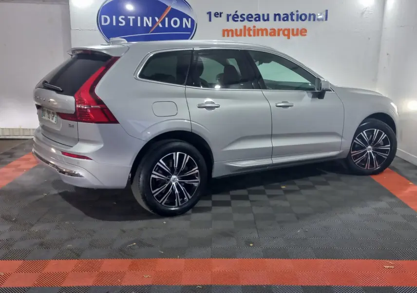 Vue latérale droite d'un Volvo XC60 gris clair 2022, avec jantes alliage et feux arrière distinctifs en forme de L.
