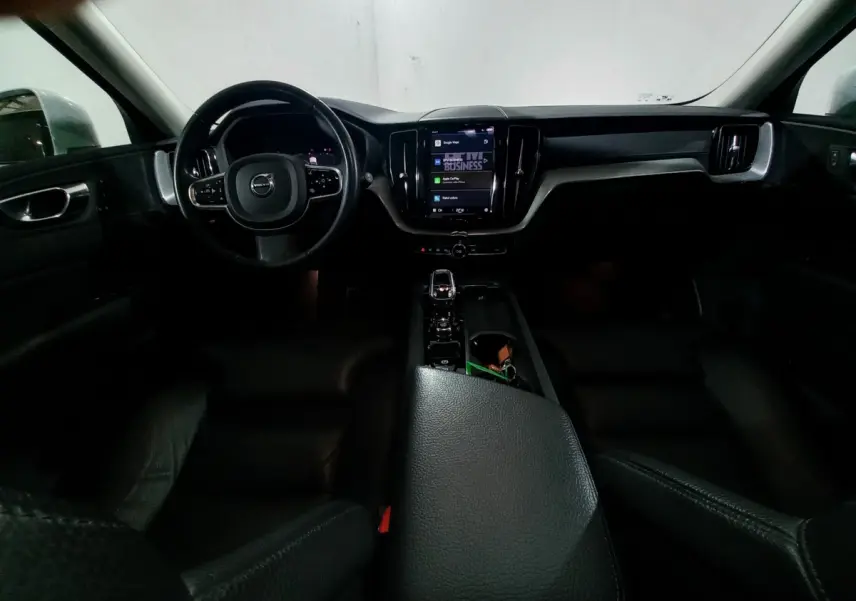 Intérieur noir du Volvo XC60 B4 2022, vue frontale sur tableau de bord avec écran tactile vertical central.