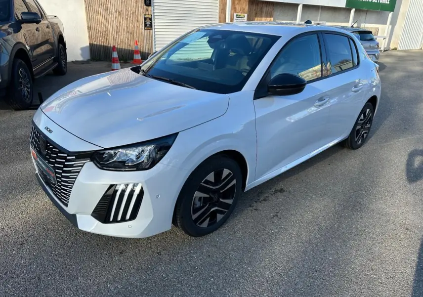 Peugeot 208 Hybrid blanc vue 3/4 avant droit, avec jantes alliage 16 pouces et calandre distinctive.