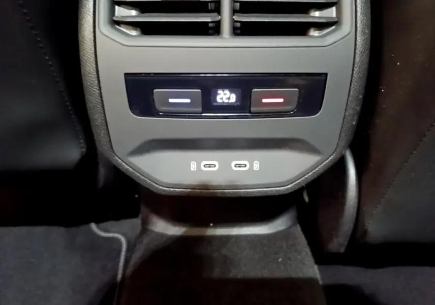 Détail de la console arrière du SEAT Leon bleu 2021 avec commandes climatisation digitale et ports USB-C.