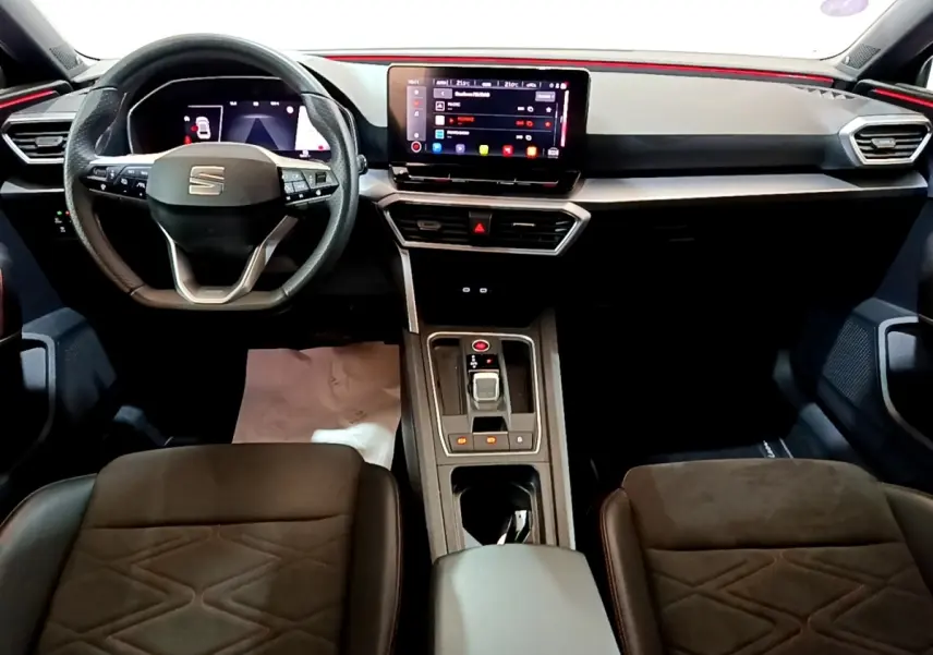 Intérieur du SEAT Leon 1.5 eTSI 150 DSG 2021, vue de face sur le tableau de bord noir avec écran tactile central.