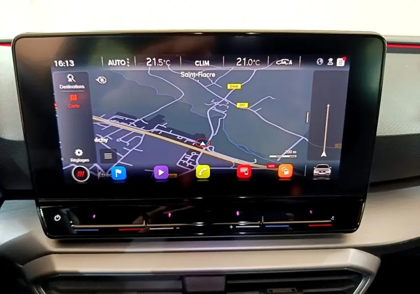 Écran tactile central du tableau de bord du SEAT Leon bleu, affichant la navigation en mode carte.