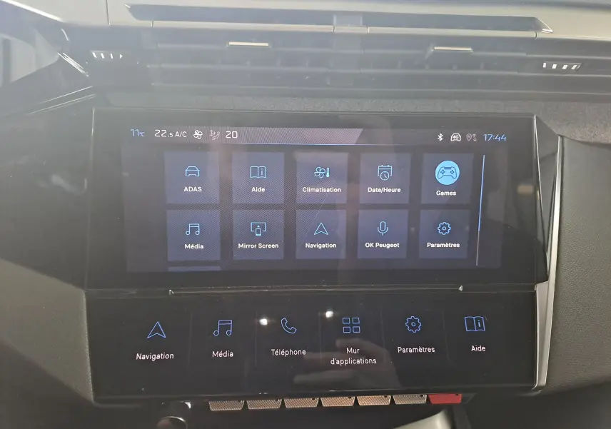 Écran tactile central de la Peugeot 308 2023 affichant les menus de navigation, média, téléphone et paramètres.
