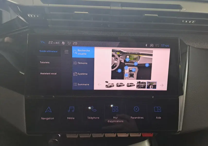 Écran tactile central de la Peugeot 308 2023 gris Artense affichant le menu de navigation et options multimédia.