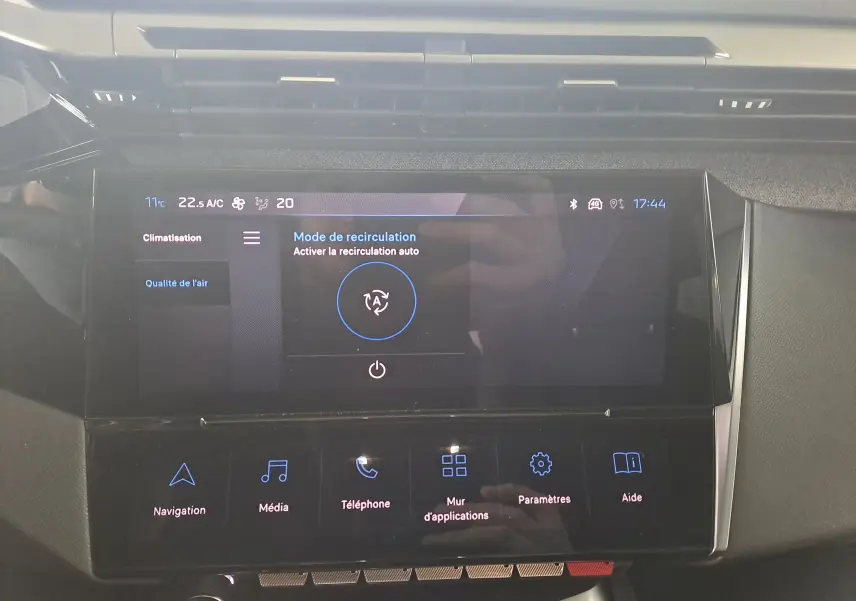 Écran tactile central du Peugeot 308 2023 affichant le mode de recirculation d'air, avec commandes multimédia en bas.