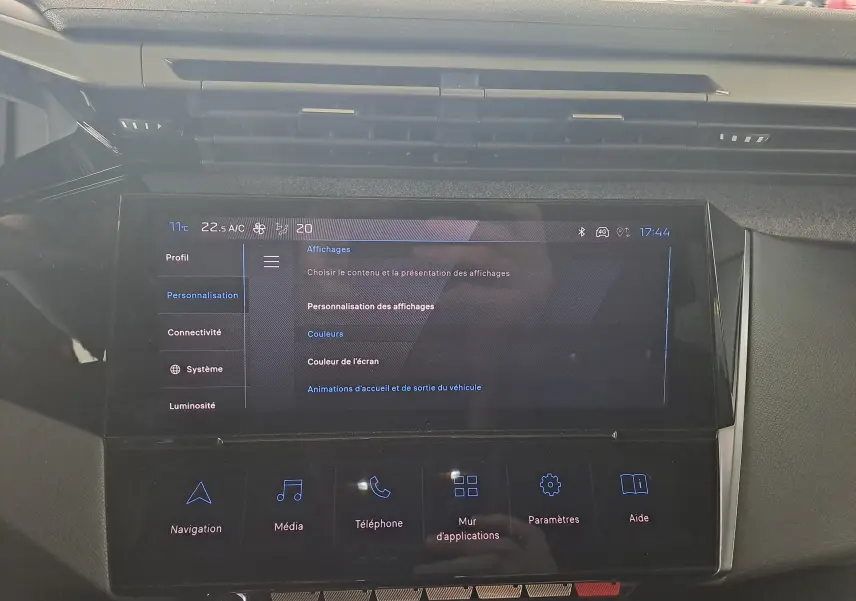 Écran tactile central du tableau de bord de la Peugeot 308 2023 gris Artense, affichant les options de personnalisation.