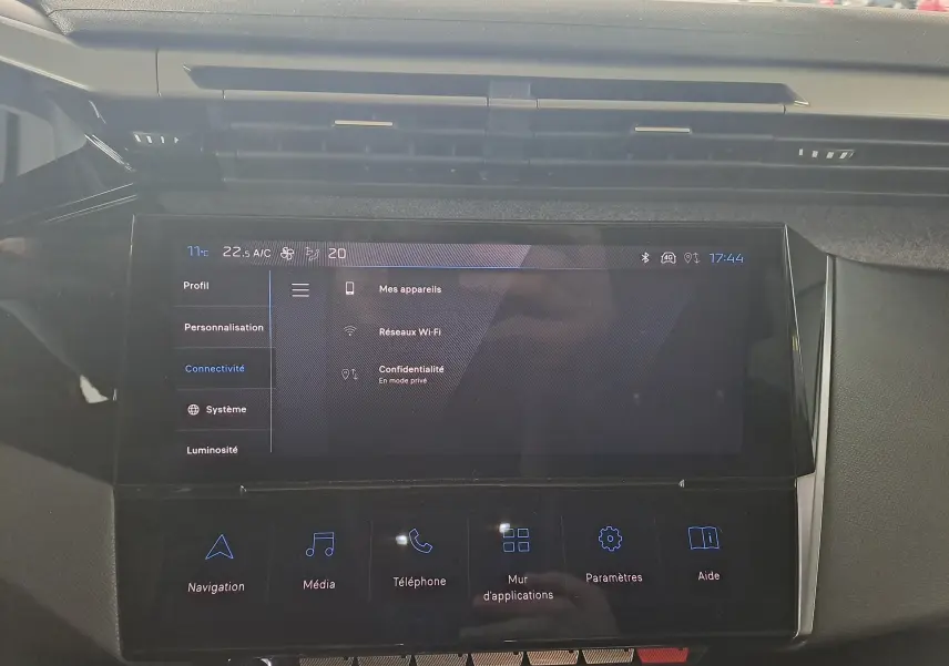 Écran tactile central du tableau de bord de la Peugeot 308 2023, affichant les options de connectivité et réglages.