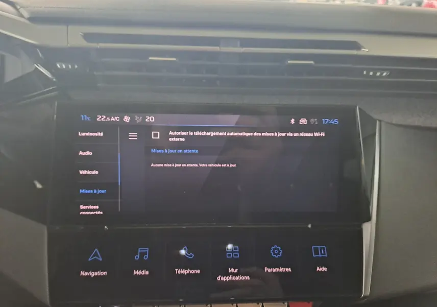 Écran tactile central du tableau de bord de la Peugeot 308 gris Artense, affichant le menu des mises à jour.