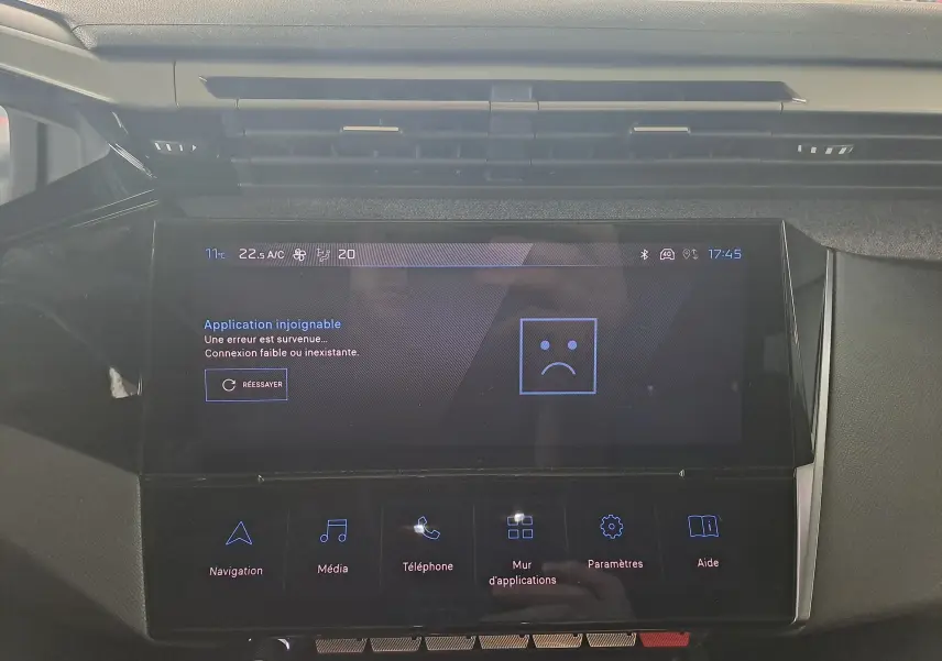 Écran tactile central de la Peugeot 308 gris Artense 2023 affichant un message d'erreur de connexion réseau.