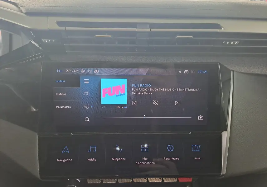 Écran tactile central du tableau de bord de la Peugeot 308 gris Artense, affichant la radio FUN en mode FM-DAB.