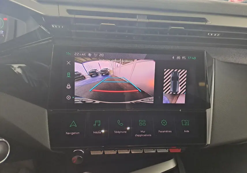 Écran central de la Peugeot 308 2023 gris Artense montrant la caméra de recul et l'affichage 360° en intérieur.