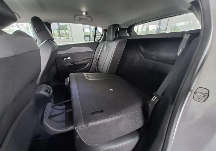 Intérieur arrière de la Peugeot 308 gris Artense 2023, siège arrière gauche rabattable, vue côté droit ouvert.