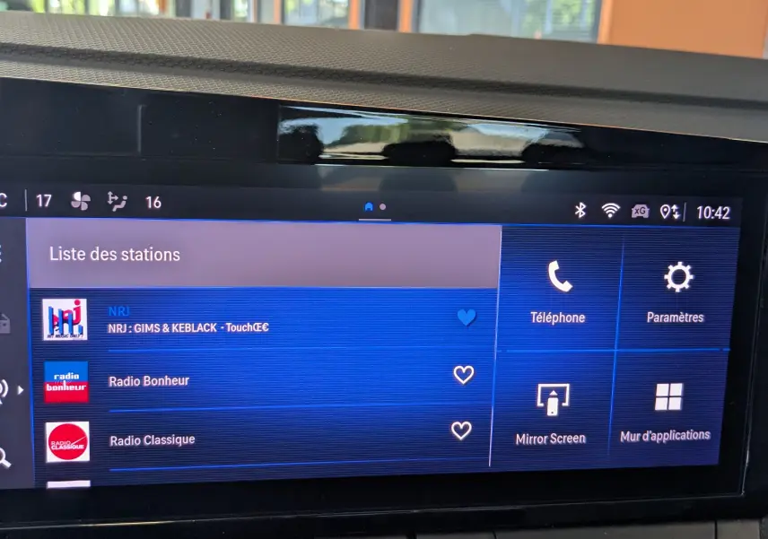 Écran tactile central de l’Opel Astra 2022 avec menu radio et commandes climatisation en vue frontale rapprochée.