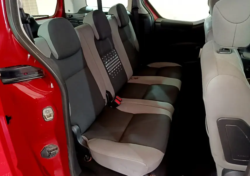 Vue intérieure côté gauche des sièges arrière bicolores gris et noir du Citroën Berlingo rouge de 2016.