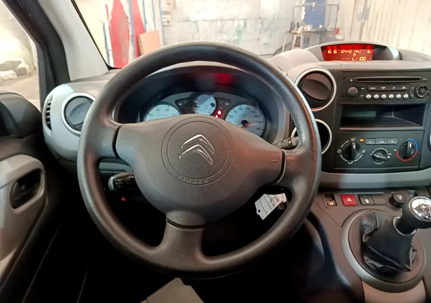 Vue intérieure centrée sur le volant et le tableau de bord du Citroën Berlingo 2016 avec boîte manuelle.