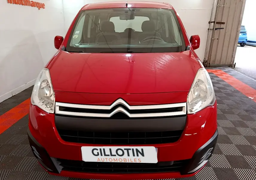 Vue frontale d'un Citroën Berlingo rouge 2016 avec calandre noire et logo double chevron visible.