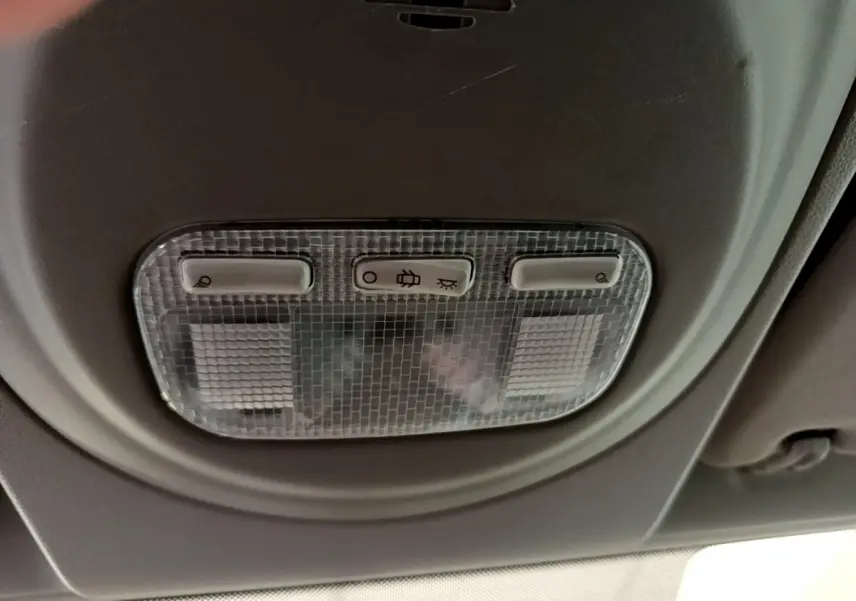 Plafonnier intérieur avec trois boutons de commande, dans un Citroën Berlingo rouge de 2016.
