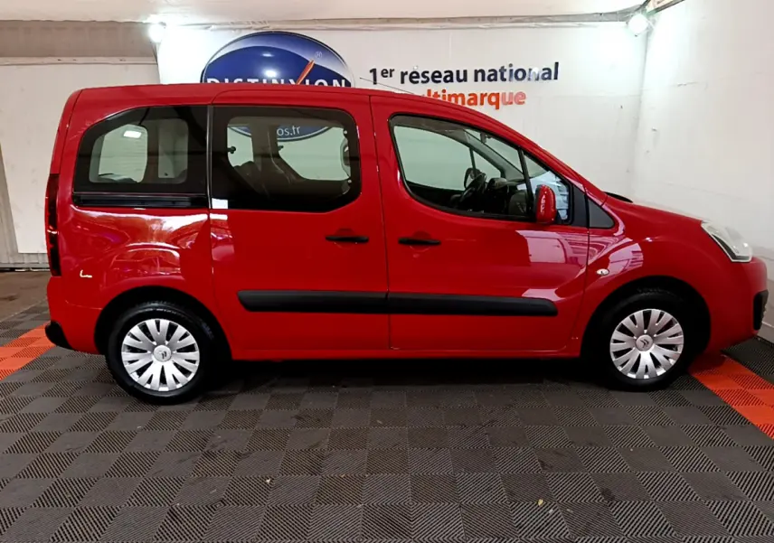 Profil droit d'un Citroën Berlingo rouge de 2016, finition BlueHDi 75 BVM Feel, avec vitres teintées et jantes acier.
